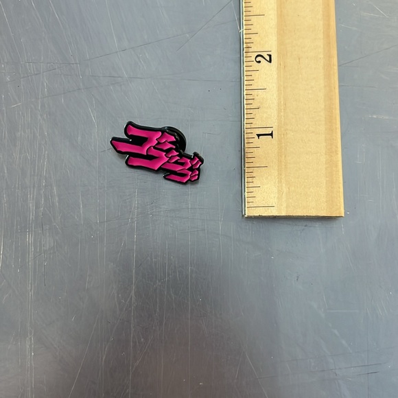 Jojo’s Bizarre Adventure Logo Pin - Picture 2 of 3